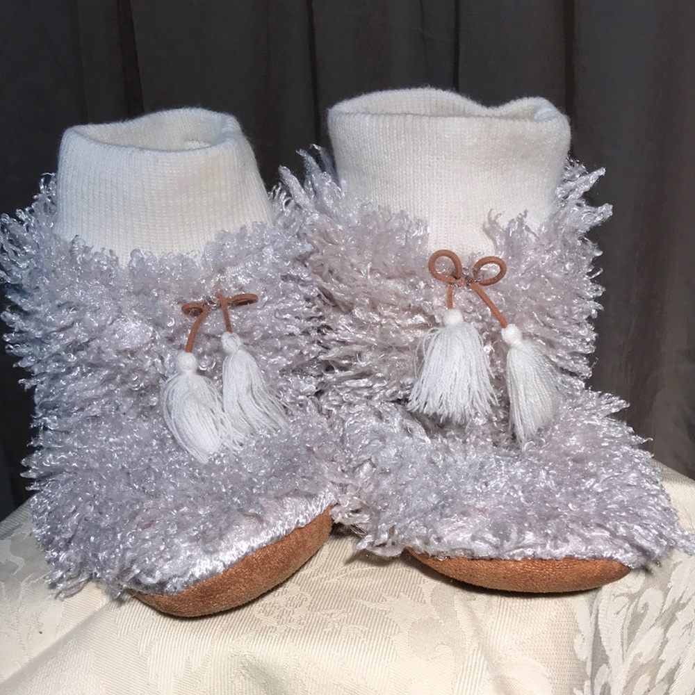 Jane and Bleecker fuzzy slippers size 8